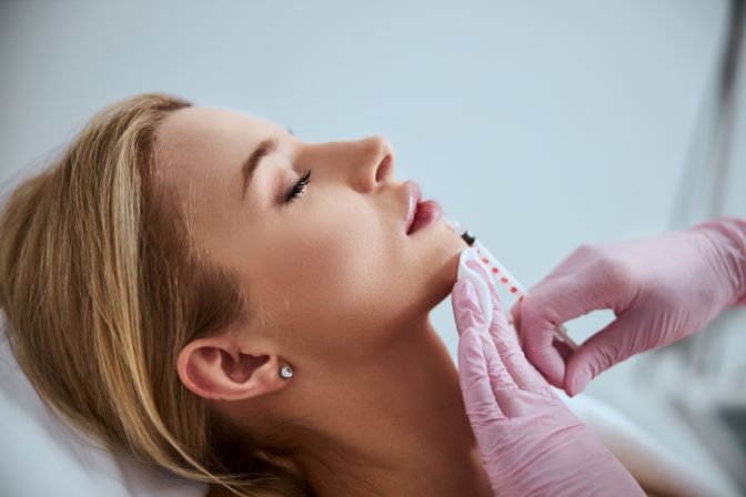 foto di una donna che riceve un trattamento di medicina estetica alle labbra